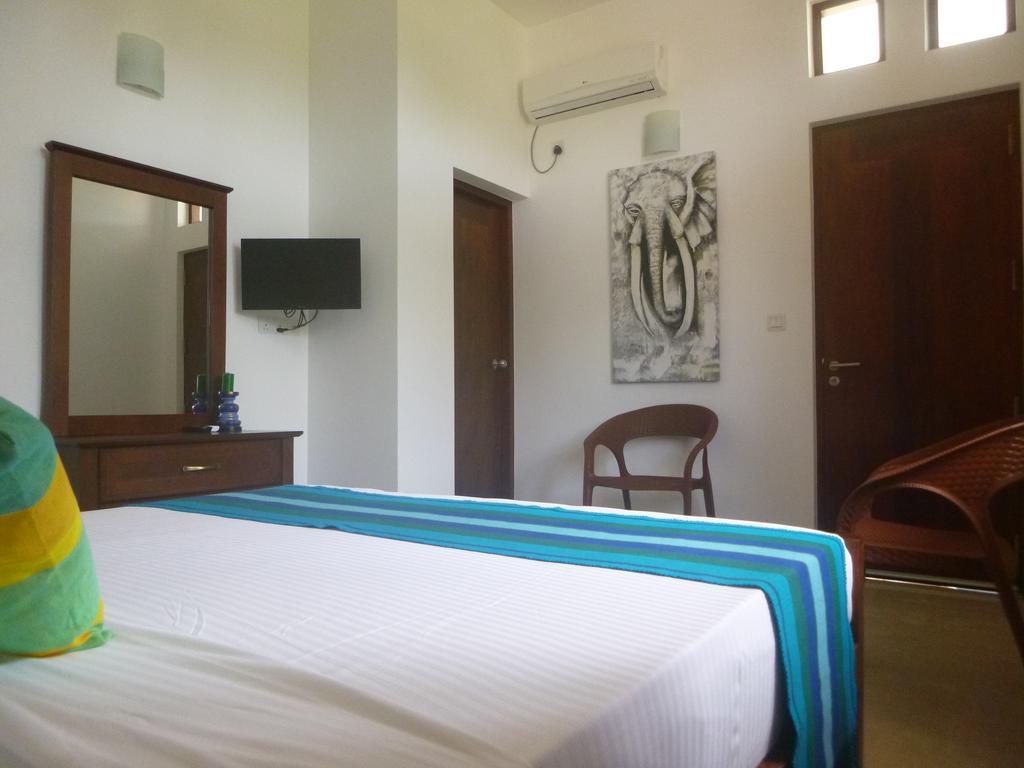 Pick & Go White House Bed & Breakfast Negombo Exterior photo